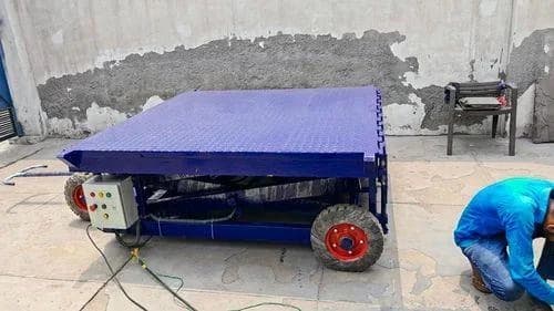 Movable Scissor lifting Platform, Working Height: Up to 24 Feet, Capacity: Up to 5 Tons