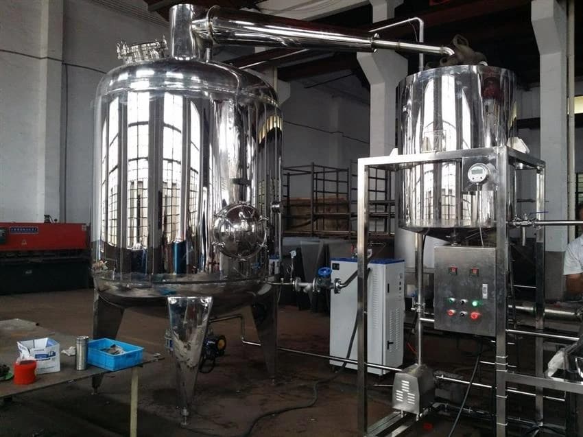 Stainless Steel Steam Distillation Plant, Capacity: 100 Kg To 1000 Kg Per Batch