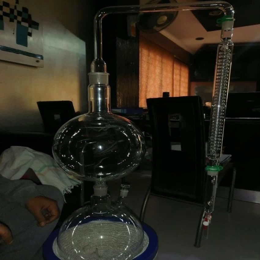 Borosilicate Glass 10LTR Steam distillation apparatus for essential oil extraction, Model Name/Number: HS-10LTR