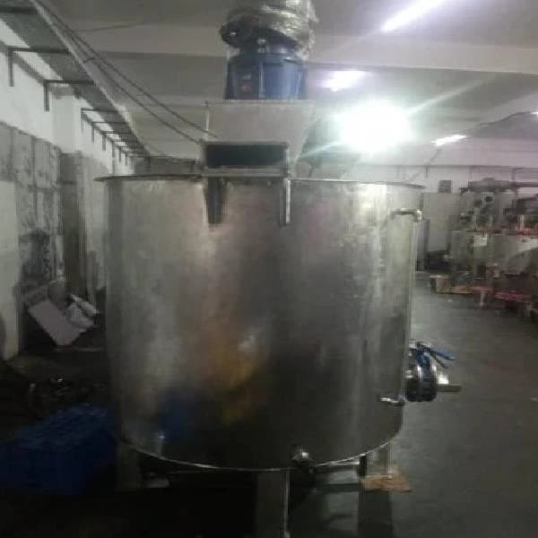 Liquid mixing machine