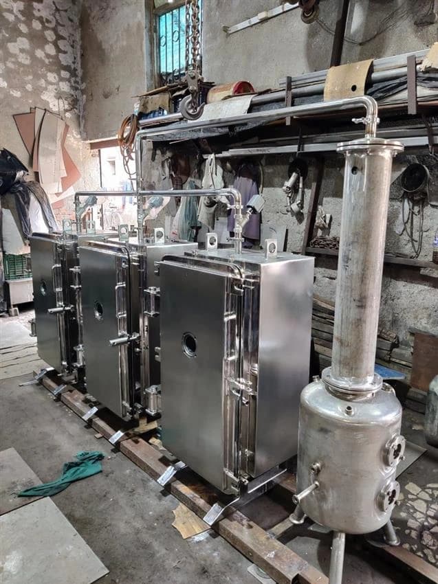 Vacuum Tray Dryer.