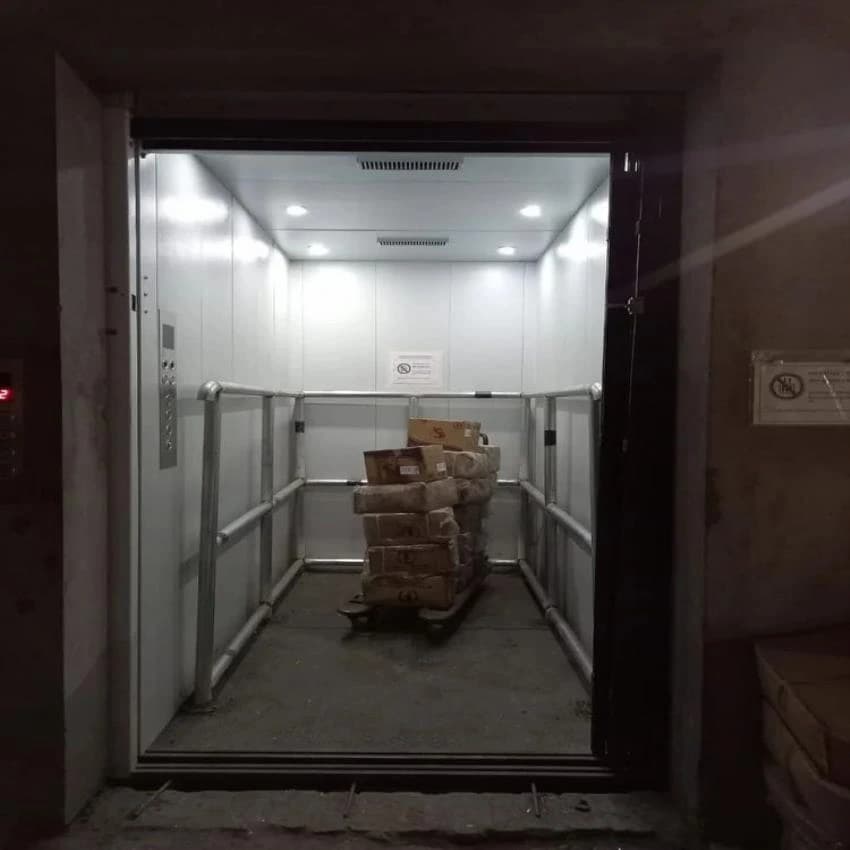 Industrial Goods Elevator, Capacity: 1-2 ton