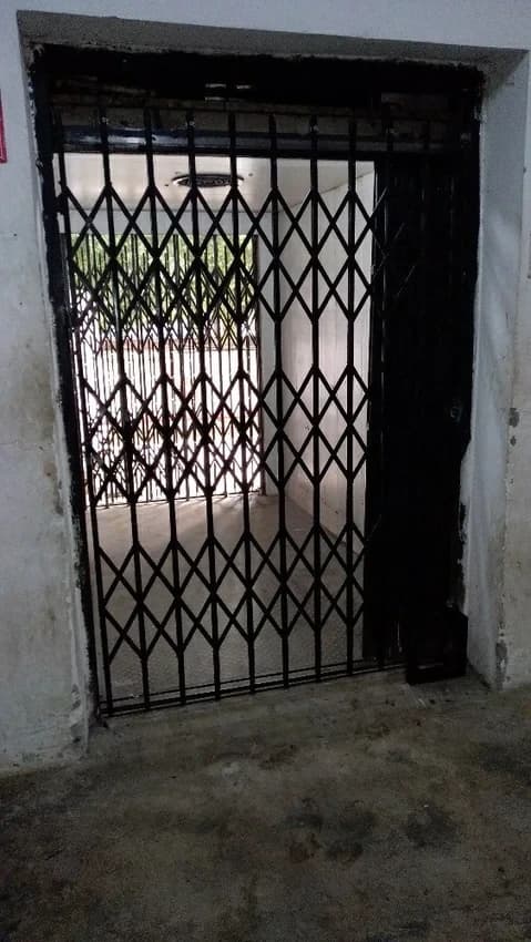 Black Goods Lift Channel Gate, For Home