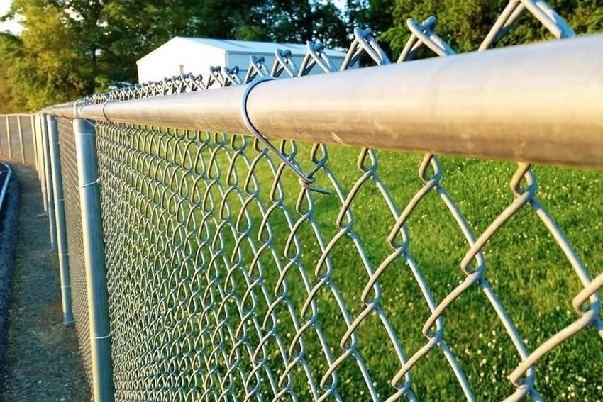 Iron 6-10 feet Chain link fence, Mesh Size: 2 X 2 Inch