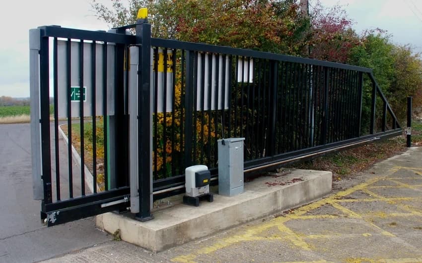 Motorized Sliding Gate, 0.75 kW, Gate Weight: 1500 kg