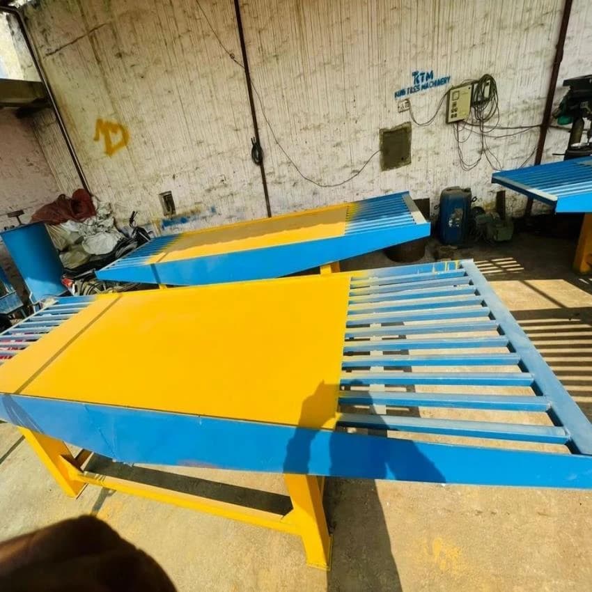 Mild Steel Vibrating Table For Paver Block, Single Mast