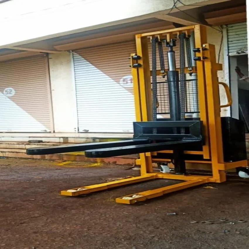 Globe Machmovers Mild Steel Battery Operated Stacker, For Industrial