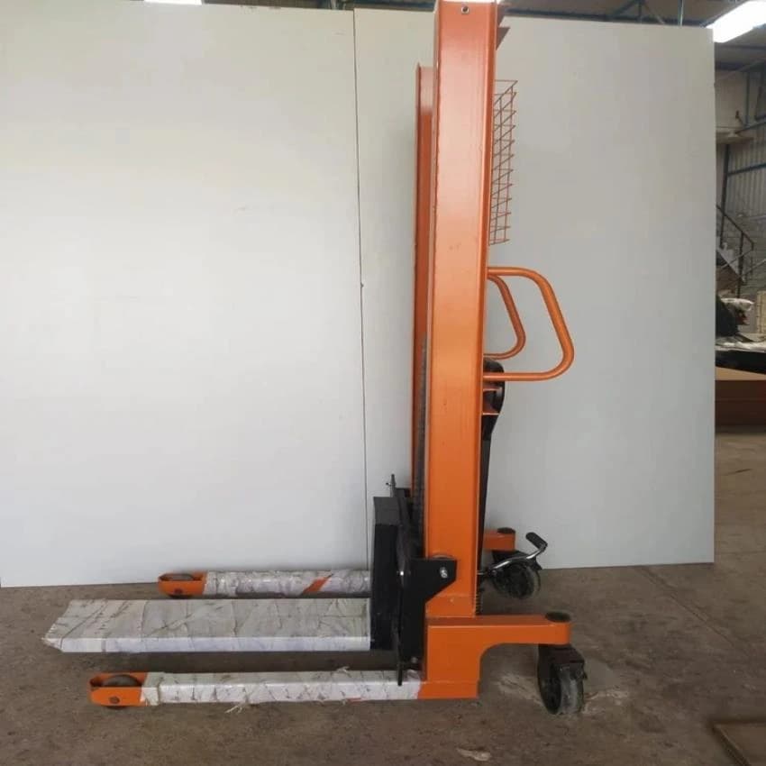 Battery Option Available Fork Stacker Hydraulic Forklift Stackers, For Goods Lifting, Capacity: 2 ton