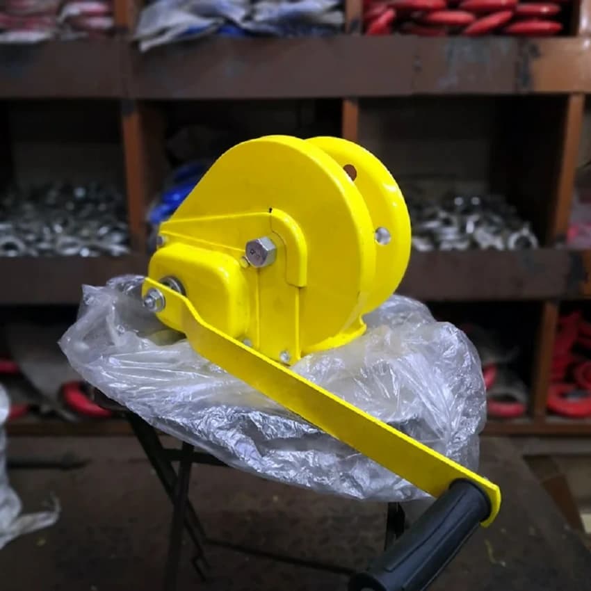 Gear Wheel & Wire Rope Mild Steel Hand Winch Machine, Capacity: 3500 Lbs