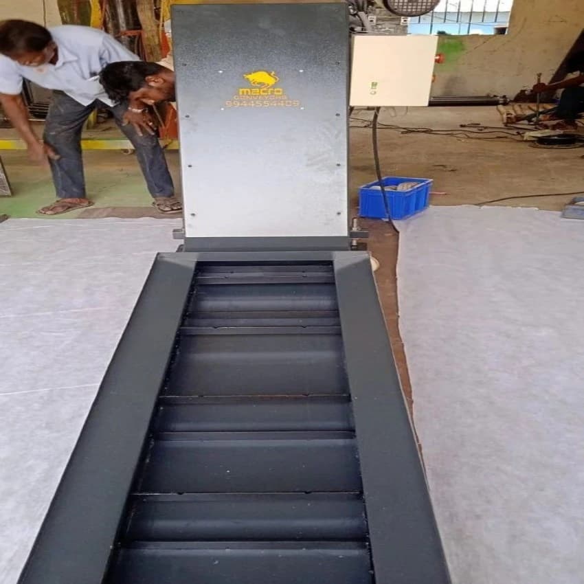 Chip Conveyor, For Loading Unloading Material, Capacity: 50 Kg/Feet