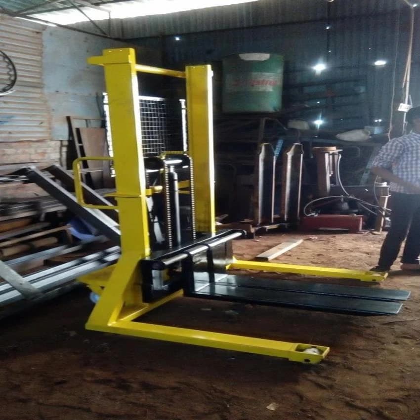 Manual straddle stackers