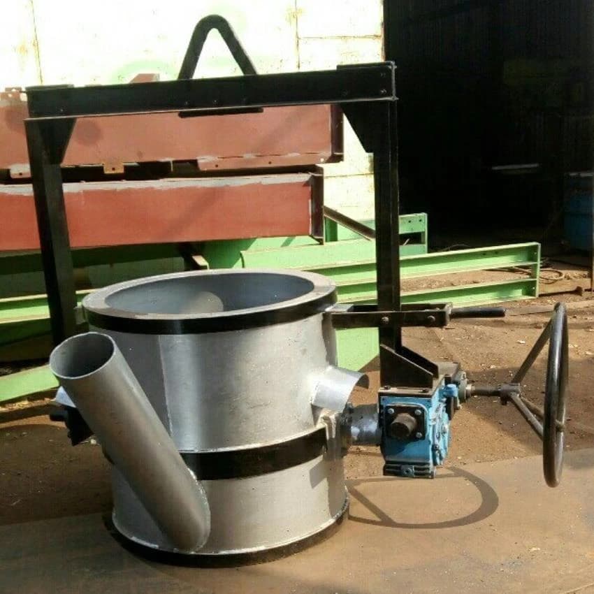 Cast Iron Pouring Ladles for Molten Metal Transportation