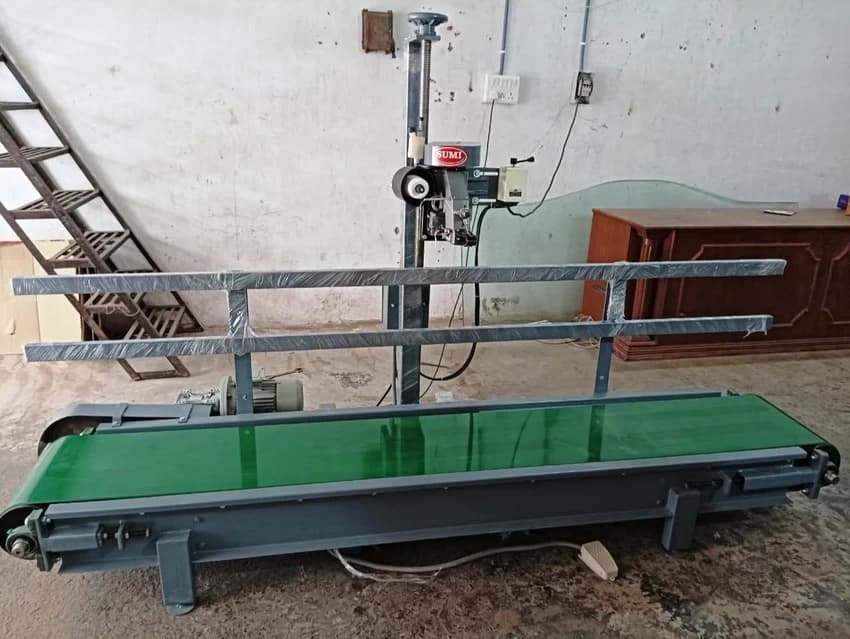 Bag Closer Machine With Stand and Conveyor, 500 pouch/hour, Model Name/Number: Single Needle Or Double Needle