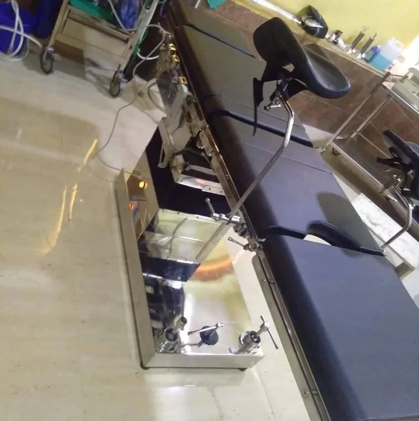Deluxe Hydraulic Surgical Operation Table, Medium