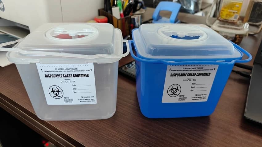 Disposable Plastic Sharp Container with Needle Removal Lid (1L)
