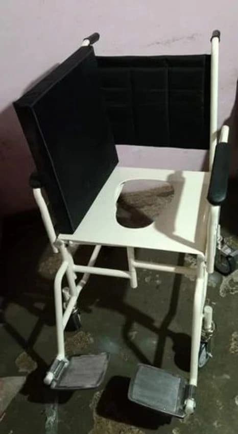 White Hospital Commode Wheelchair, Type Of Wheelchairs: Manual, Model Name/Number: Ns 105