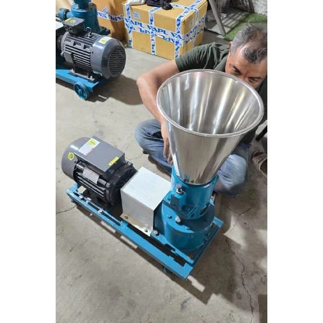 Cattle feed pallate machine