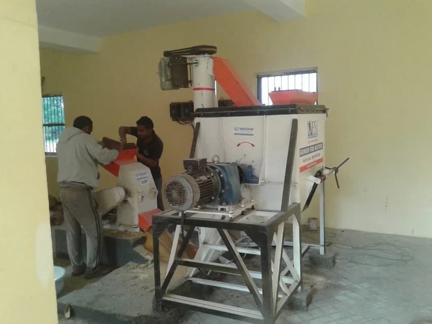 1000 Kg Grinder Cum Feed Mixer
