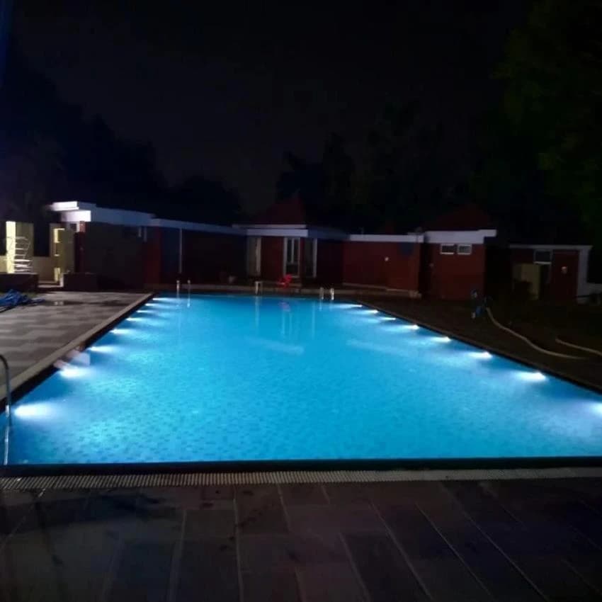 Swimming pool repair service