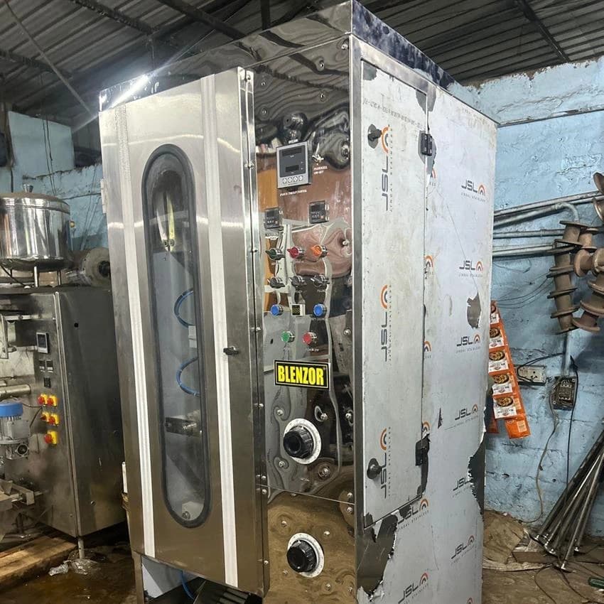 Oil pouch packing machine