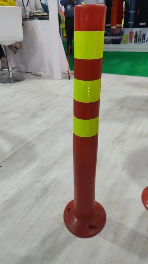 Red Plastic Traffic Spring Post, For Dangerous Medians