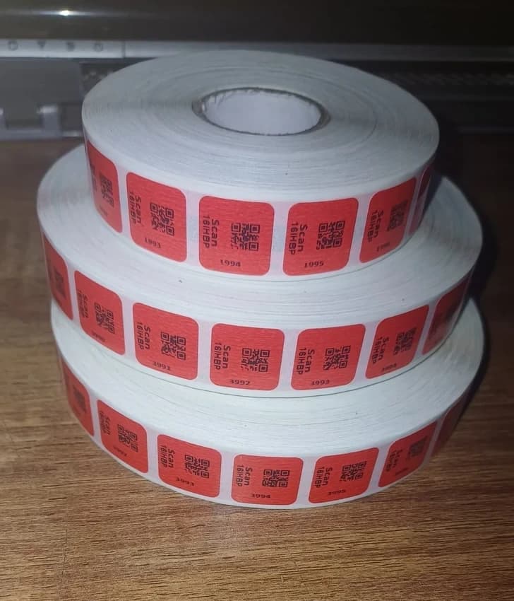 White Adhesive Paper Qr code printed sticker, Packaging Type: Roll