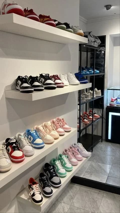 Wall Mounted Shoes Display Rack, For Showroom