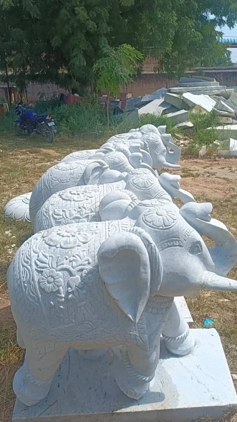 White Marble Animal Statue, 2 Feet