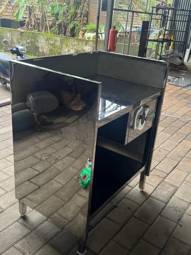 Mirror Stainless Steel Cash Counter Table, For Commercial