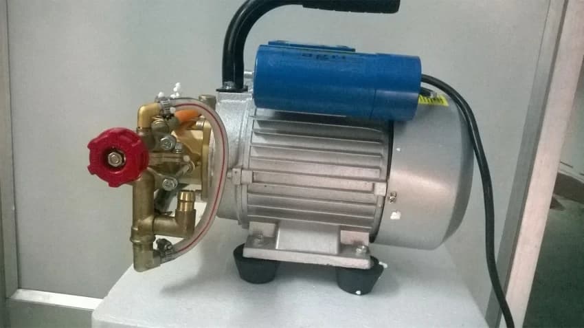 Screw Cap Poultry Farm Sprayer Pump, For Agriculture, Size: 1.5